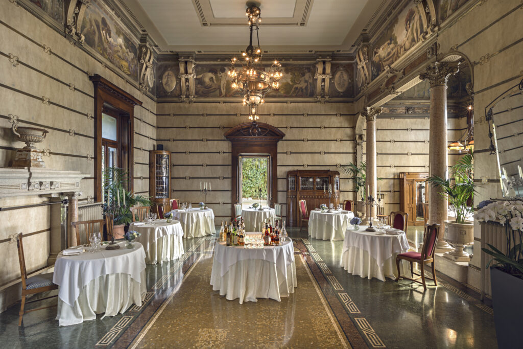 Sala da ballo in stile Belle Époque dell'Hotel Laurin allestita per l'evento