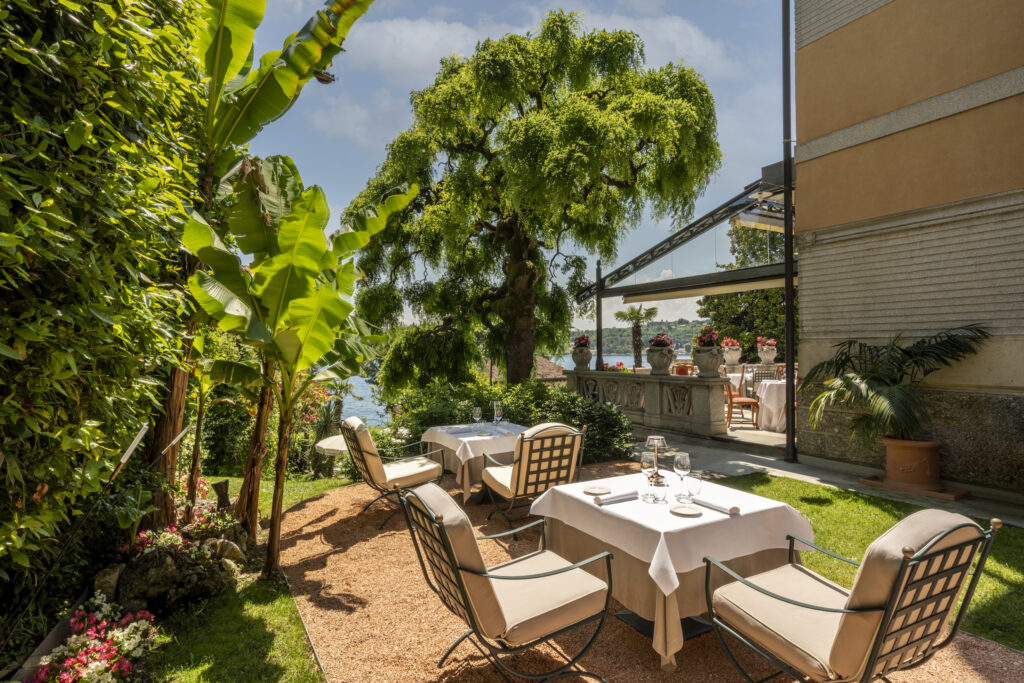 Giardino dell'Hotel Laurin con tavoli apparecchiati