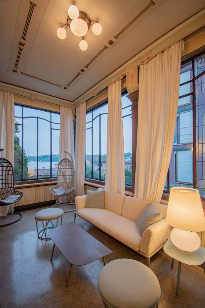 Salotto d'epoca dell'Hotel Laurin con vista sul lago